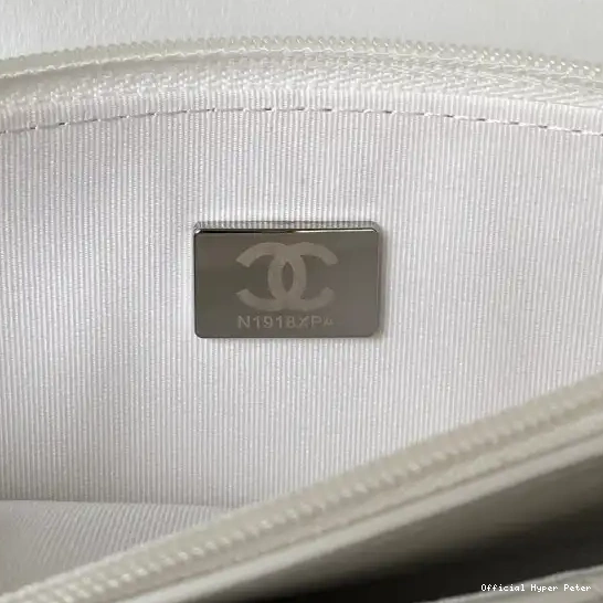 Hyper Peter ON 19 CHAIN CHANEL WALLET 0525